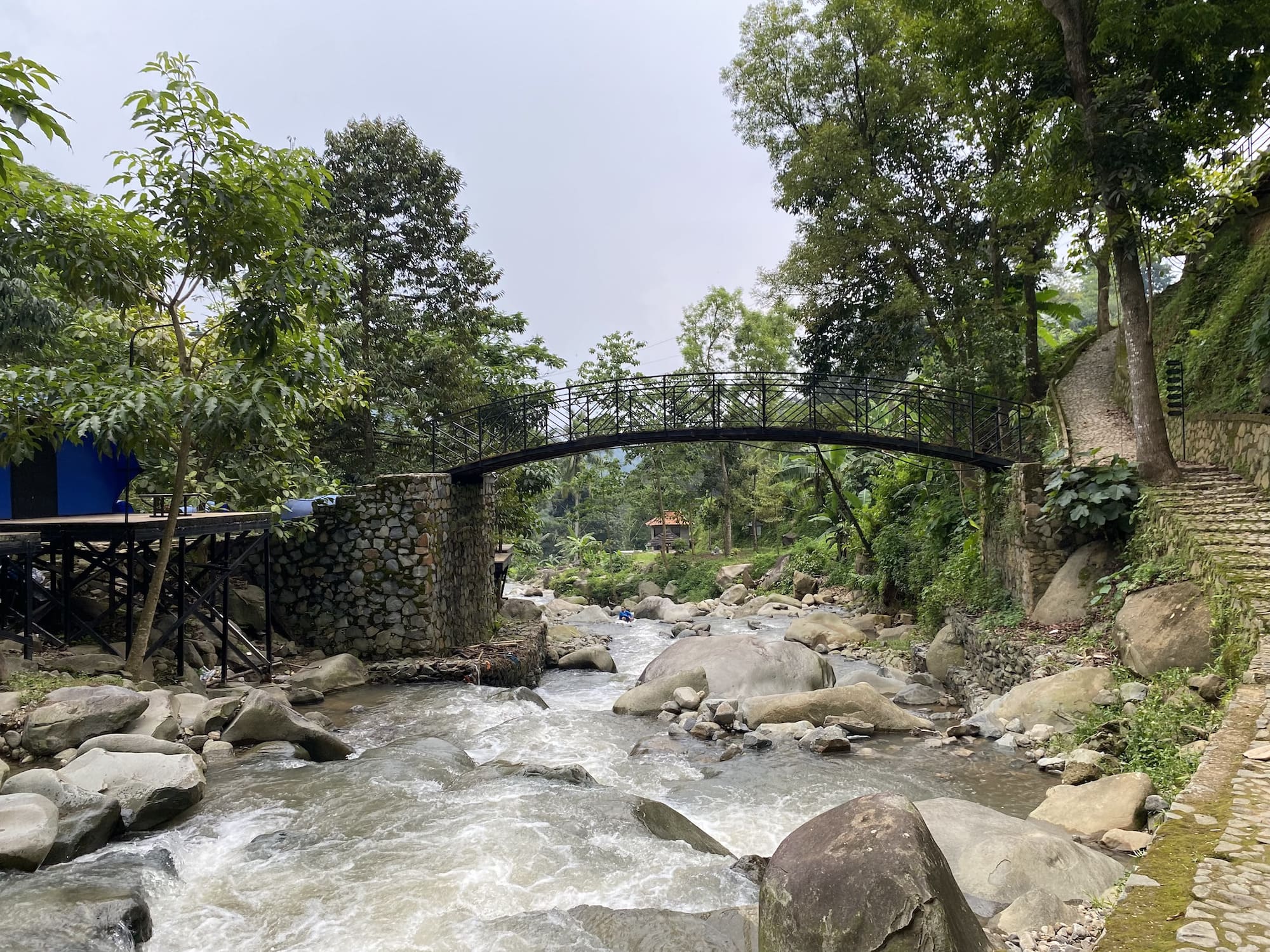 Glamping View Alam Sungai Karawang